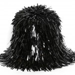 cartera de balenciaga con flecos negros que parece el tio cosa