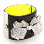 pulsera de chanel con aplique de pedreria brillantes y moño