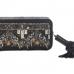 more is more super accesorizada con cadenas cartera clutch