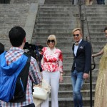 Jorge Ibañez, su madre y la modelo Elina Fernandez en las escaleras de Montmartre, Paris