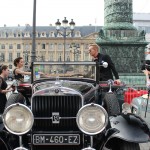 Jorge Ibañez con Elina Fernandez posan con un auto antiguo en Paris