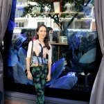 La artista Luna Paiva junto a la vidriera que creo para Hermes