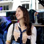 La artista Luna Paiva junto a la vidriera que creo para Hermes