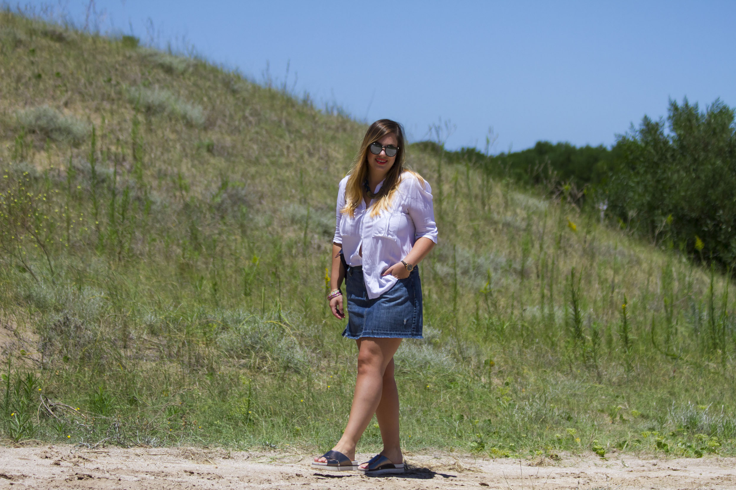 Mi look: Mini de jean, Gap. Camisa blanca, Jazmin Chebar. Cartera, Longchamp. Gafas, Infinit. Collar azul y dorado, Bershka. Pulseras, India Style y Rapsodia. Reloj, Fossil. Sandalias, Zara. Ojos: Powerpoint Eye Pencil in So There Jade, Mac. Labios: Vegas Volt, Mac.