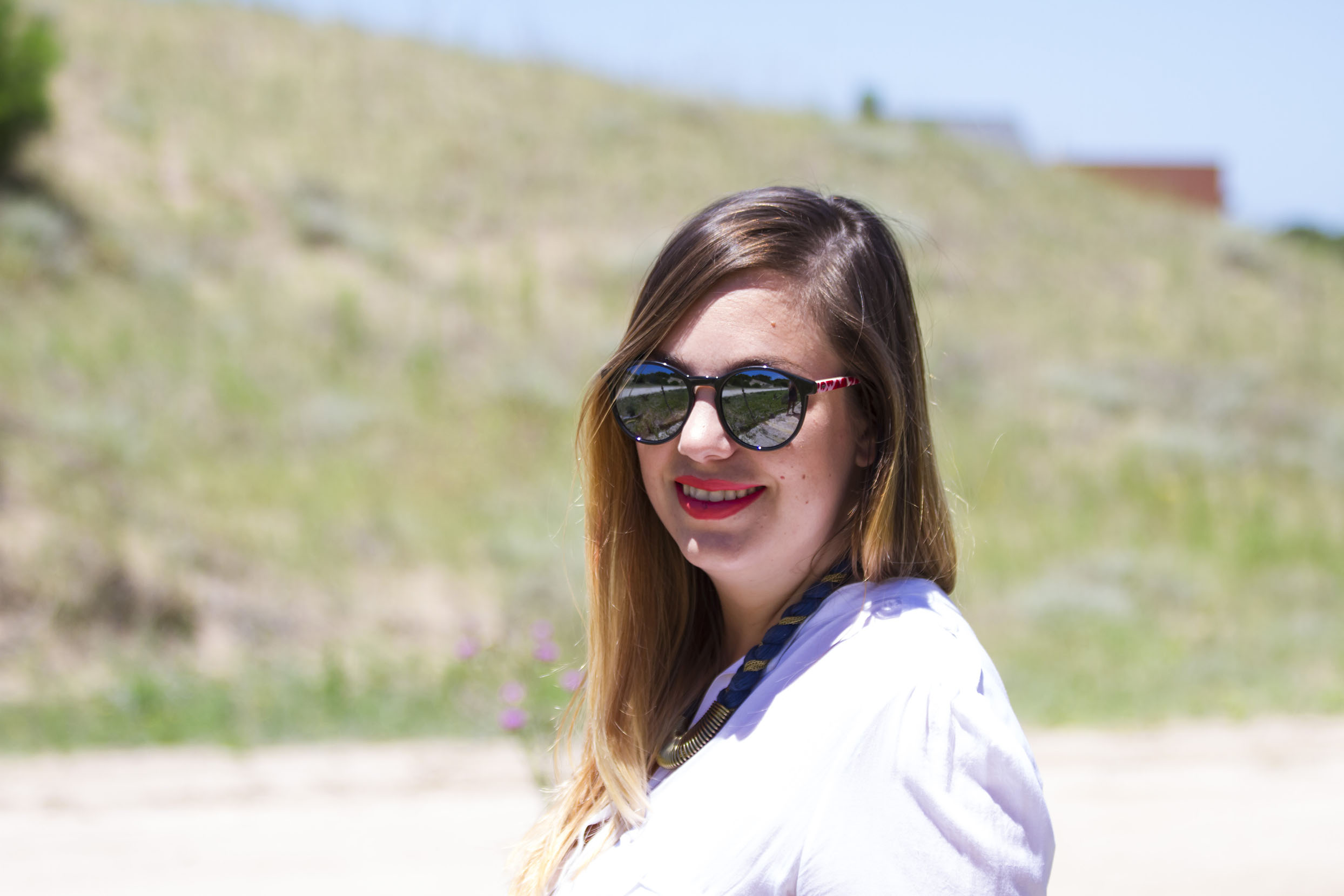 Mi look: Mini de jean, Gap. Camisa blanca, Jazmin Chebar. Cartera, Longchamp. Gafas, Infinit. Collar azul y dorado, Bershka. Pulseras, India Style y Rapsodia. Reloj, Fossil. Sandalias, Zara. Ojos: Powerpoint Eye Pencil in So There Jade, Mac. Labios: Vegas Volt, Mac.