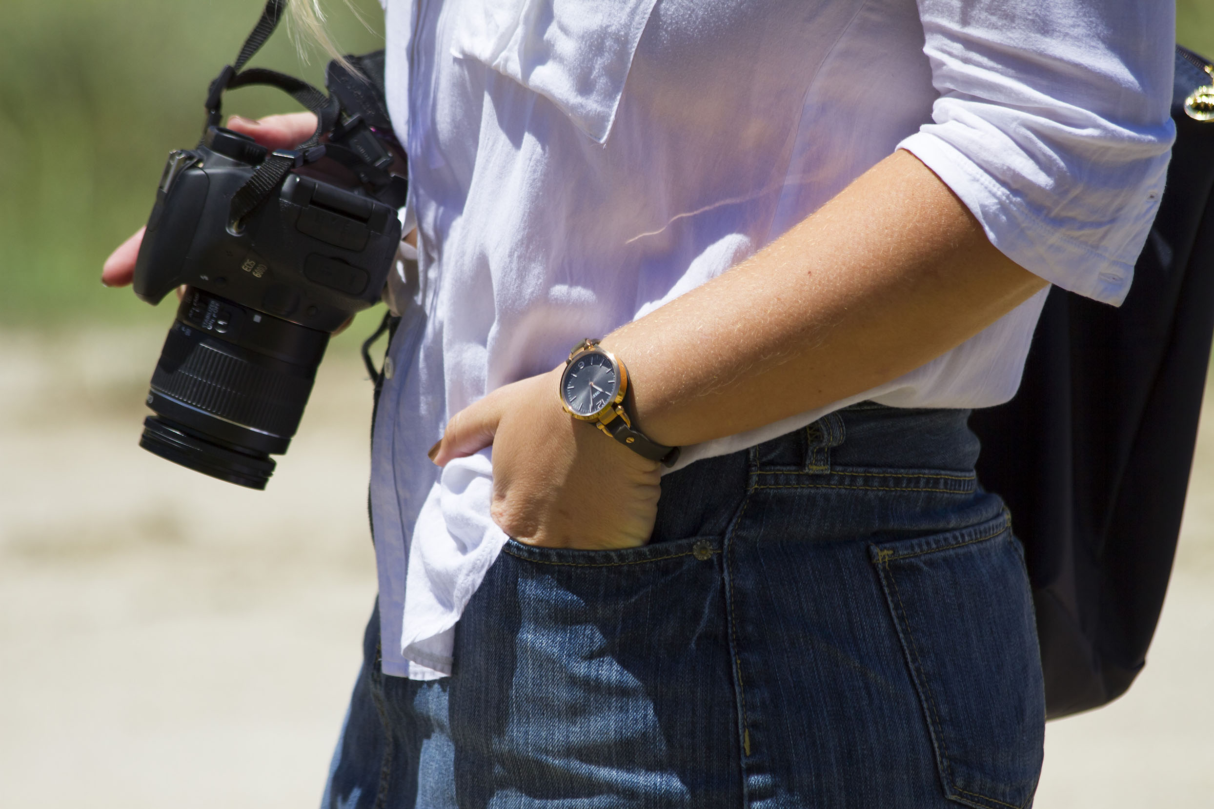 Mi look: Mini de jean, Gap. Camisa blanca, Jazmin Chebar. Cartera, Longchamp. Gafas, Infinit. Collar azul y dorado, Bershka. Pulseras, India Style y Rapsodia. Reloj, Fossil. Sandalias, Zara. Ojos: Powerpoint Eye Pencil in So There Jade, Mac. Labios: Vegas Volt, Mac.