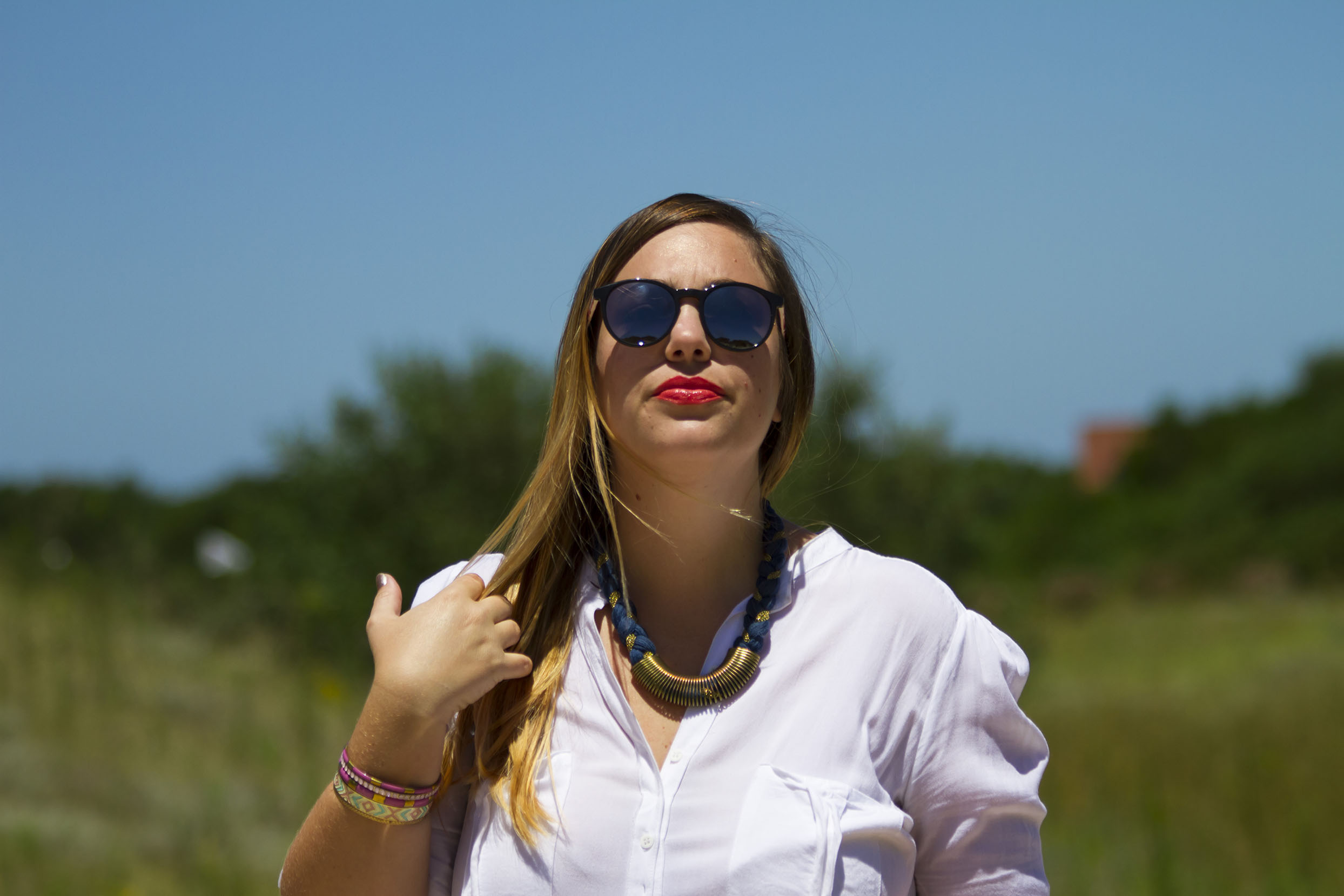 Mi look: Mini de jean, Gap. Camisa blanca, Jazmin Chebar. Cartera, Longchamp. Gafas, Infinit. Collar azul y dorado, Bershka. Pulseras, India Style y Rapsodia. Reloj, Fossil. Sandalias, Zara. Ojos: Powerpoint Eye Pencil in So There Jade, Mac. Labios: Vegas Volt, Mac.