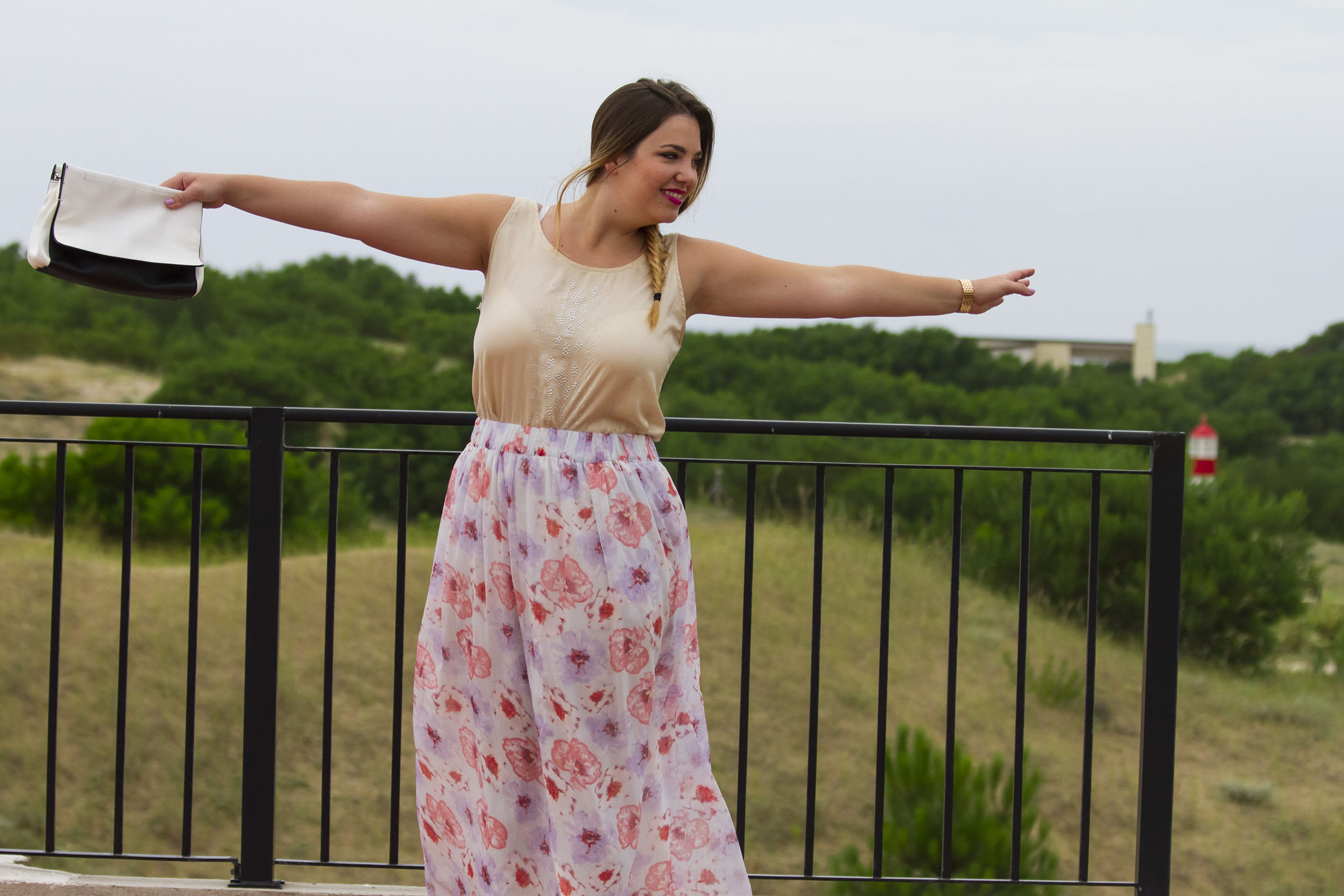 Mi look: maxifalda estampada, Zara. Top con strass, Ayres. Plataformas metálizadas, Zara. Reloj dorado con brillos, Michael Kors. Cartera blanca, Zara. En mis labios, Show Orchid de Mac.