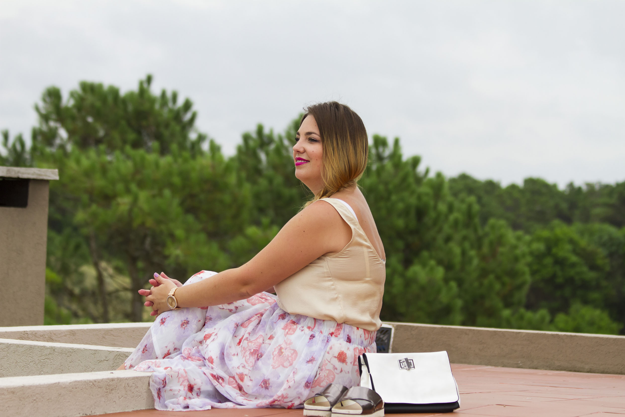 Mi look: maxifalda estampada, Zara. Top con strass, Ayres. Plataformas metálizadas, Zara. Reloj dorado con brillos, Michael Kors. Cartera blanca, Zara. En mis labios, Show Orchid de Mac.