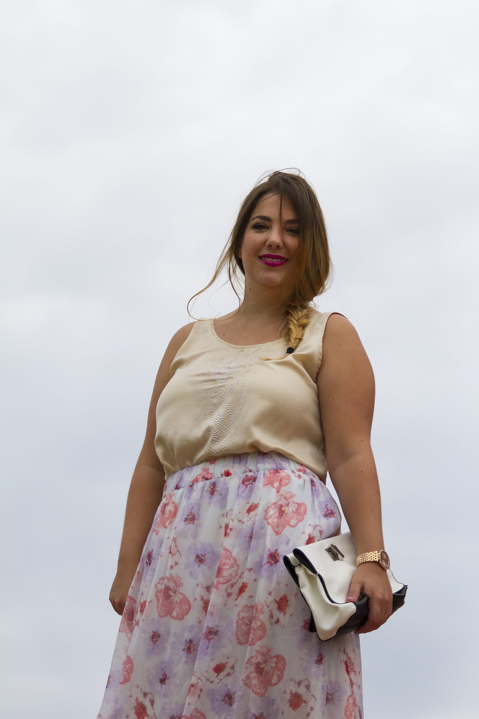 Mi look: maxifalda estampada, Zara. Top con strass, Ayres. Plataformas metálizadas, Zara. Reloj dorado con brillos, Michael Kors. Cartera blanca, Zara. En mis labios, Show Orchid de Mac.