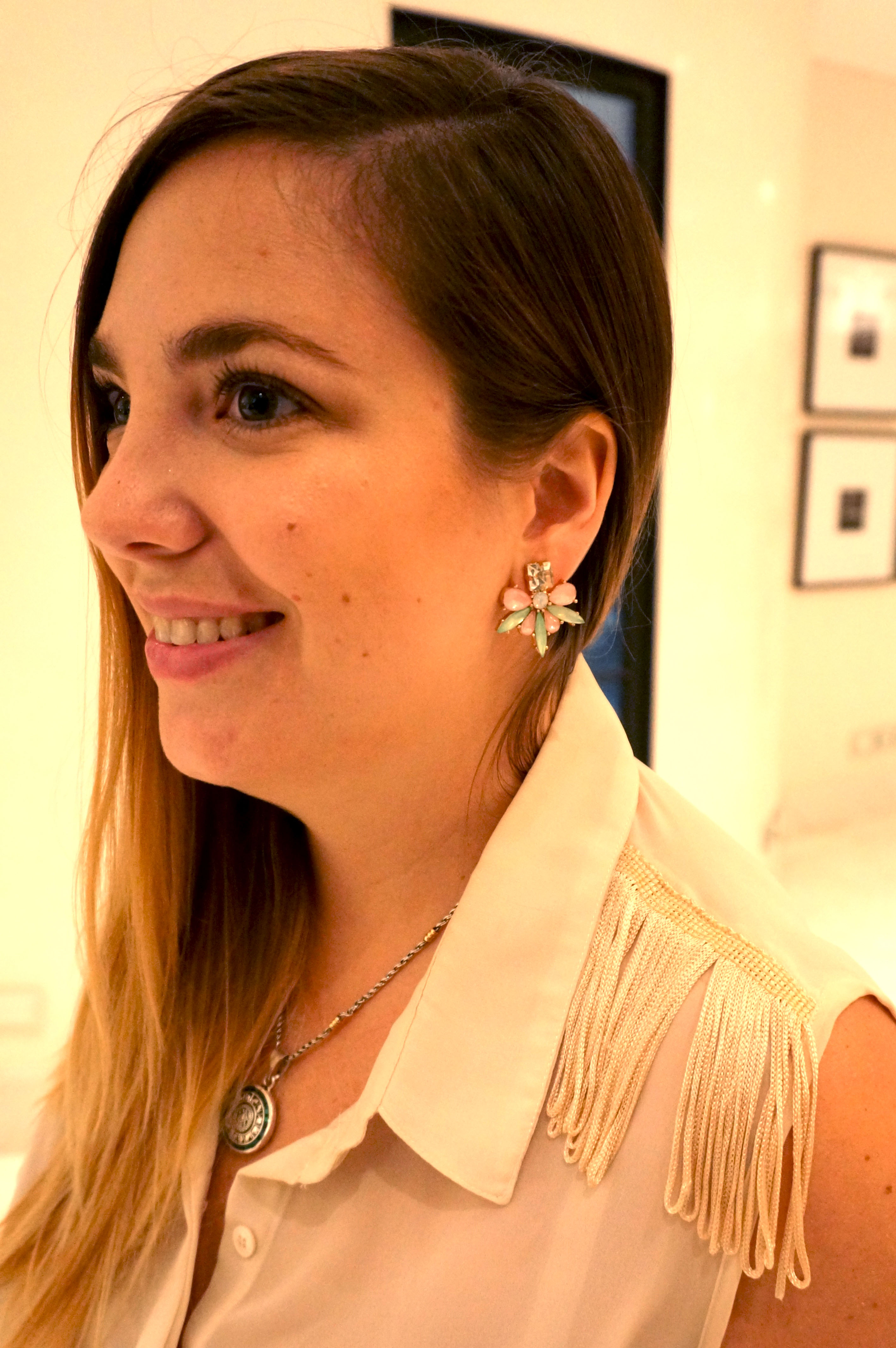 Get the look: camisa con flecos, Cuesta Blanca. Pantalón floreado, Complot. Cadena dorada, Tucci. Aros, India Style. Reloj dorado, Michael Kors. 