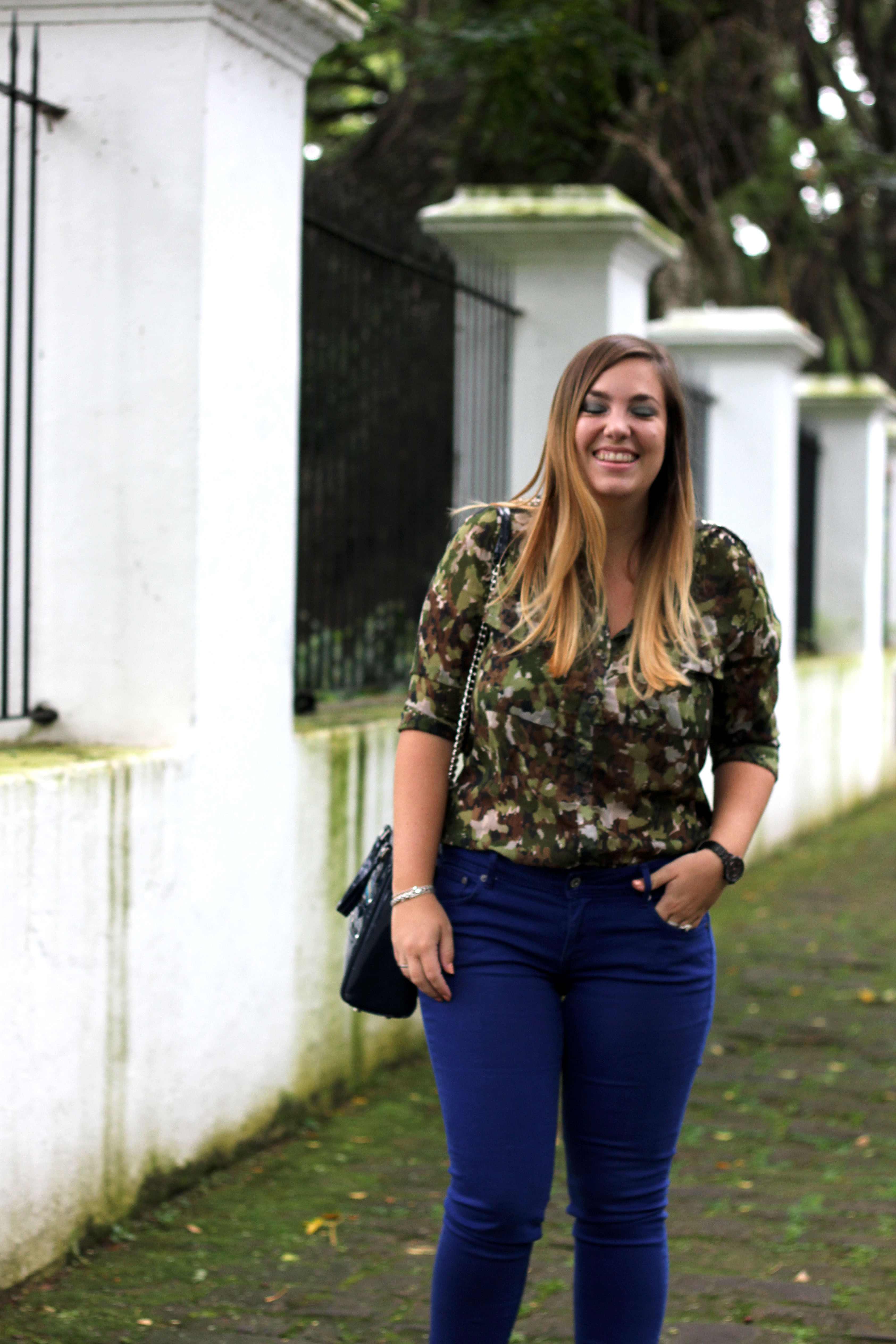 Get the look: camisa con charreteras, Wanama. Pantalón chupín, H&M. Reloj, Fossil. Cartera al hombro, Jackie Smith. Mocasines con strass, H&M. Aros y accesorios, vintage. Makeup: sombra metálica Balsam de Bobbi Brown. Labial Hue de Mac. 