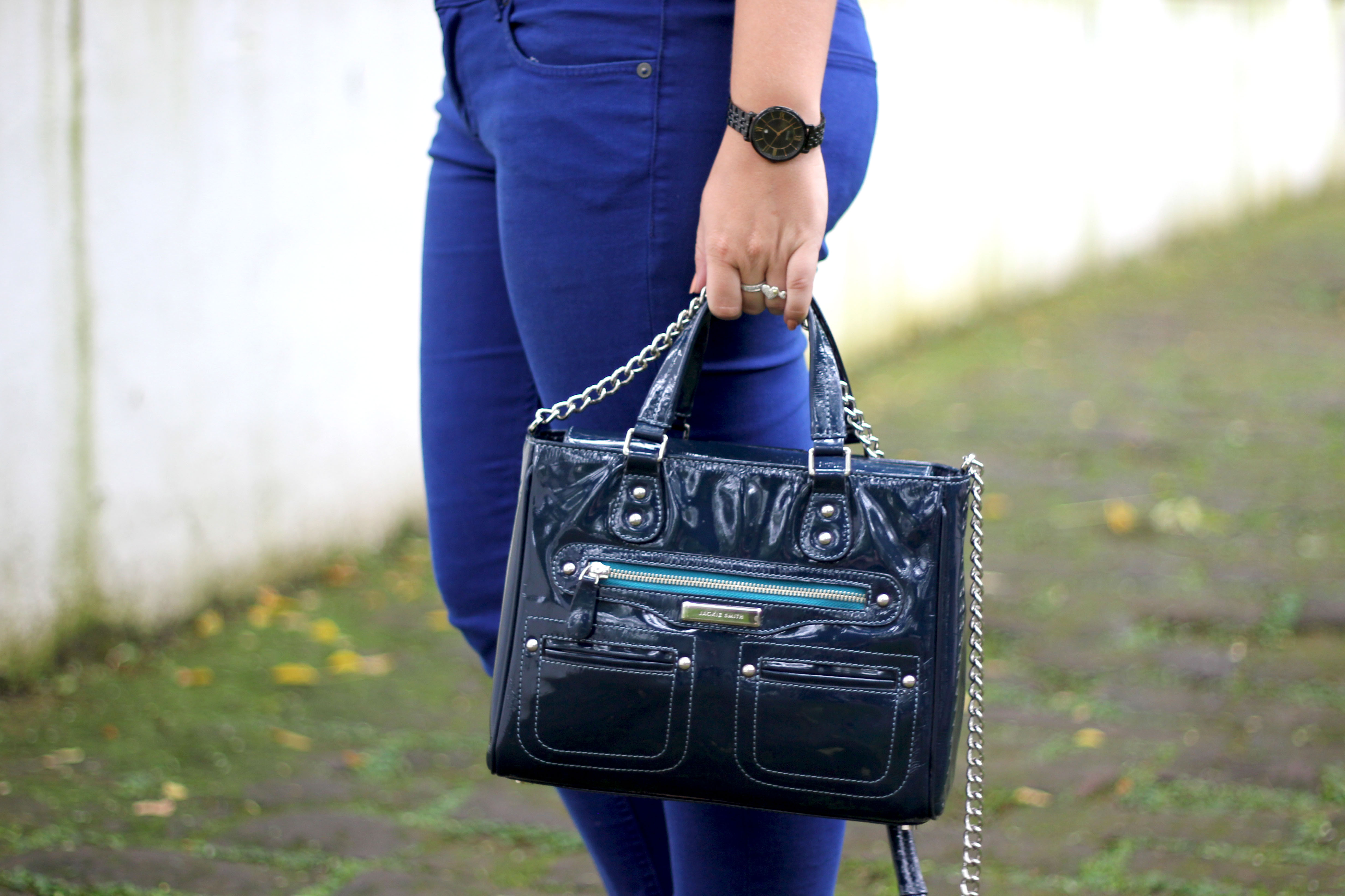 Get the look: camisa con charreteras, Wanama. Pantalón chupín, H&M. Reloj, Fossil. Cartera al hombro, Jackie Smith. Mocasines con strass, H&M. Aros y accesorios, vintage. Makeup: sombra metálica Balsam de Bobbi Brown. Labial Hue de Mac. 
