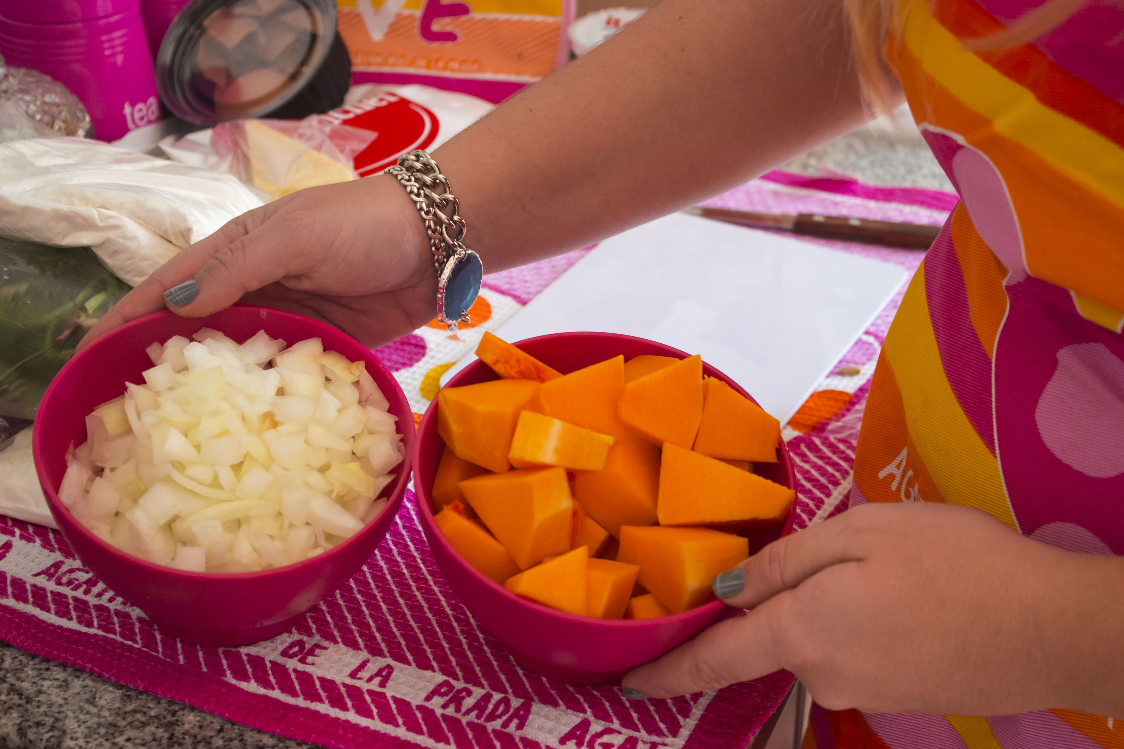 Cebolla y zapallo cortados y listos para cocinar