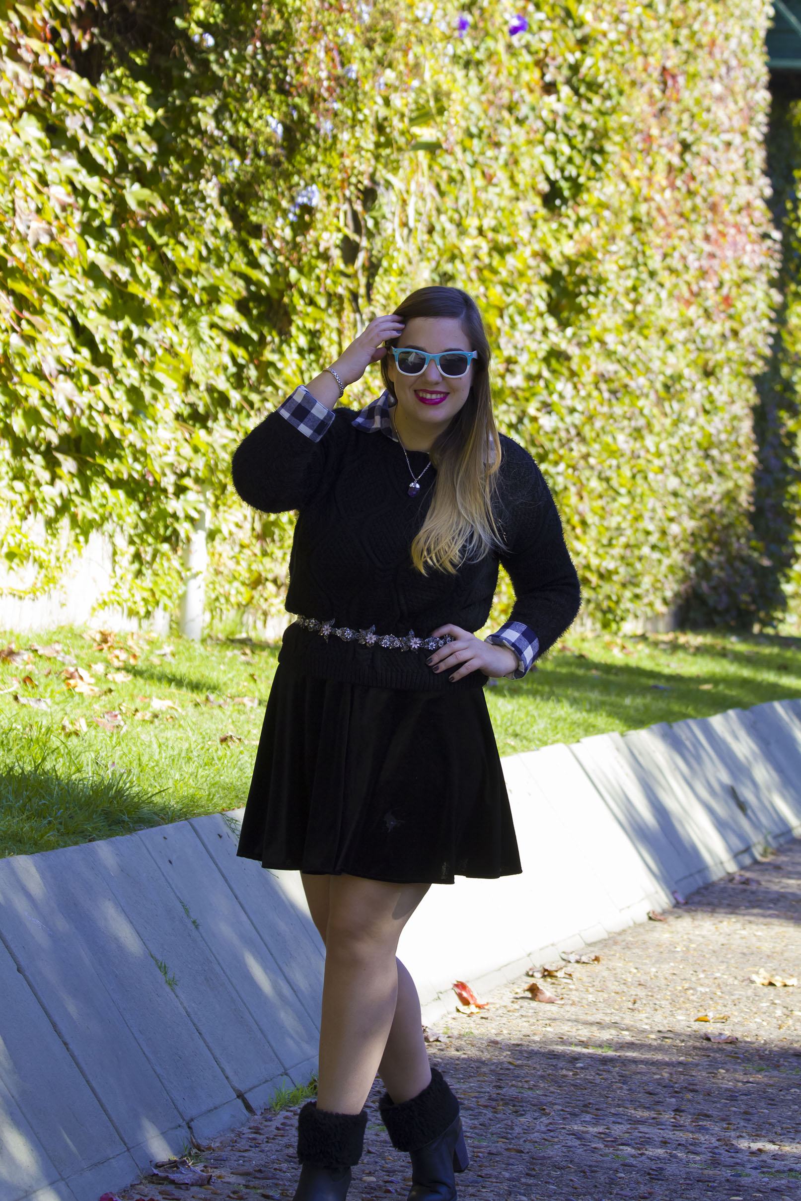 Get the look: Camisa a cuadros, Koxis. Cinturón de flores, Zara. Falda, Complot. Sweater, Koxis. Botitas, Viamo. Collar, Mas Negro. Gafas, Infinit.