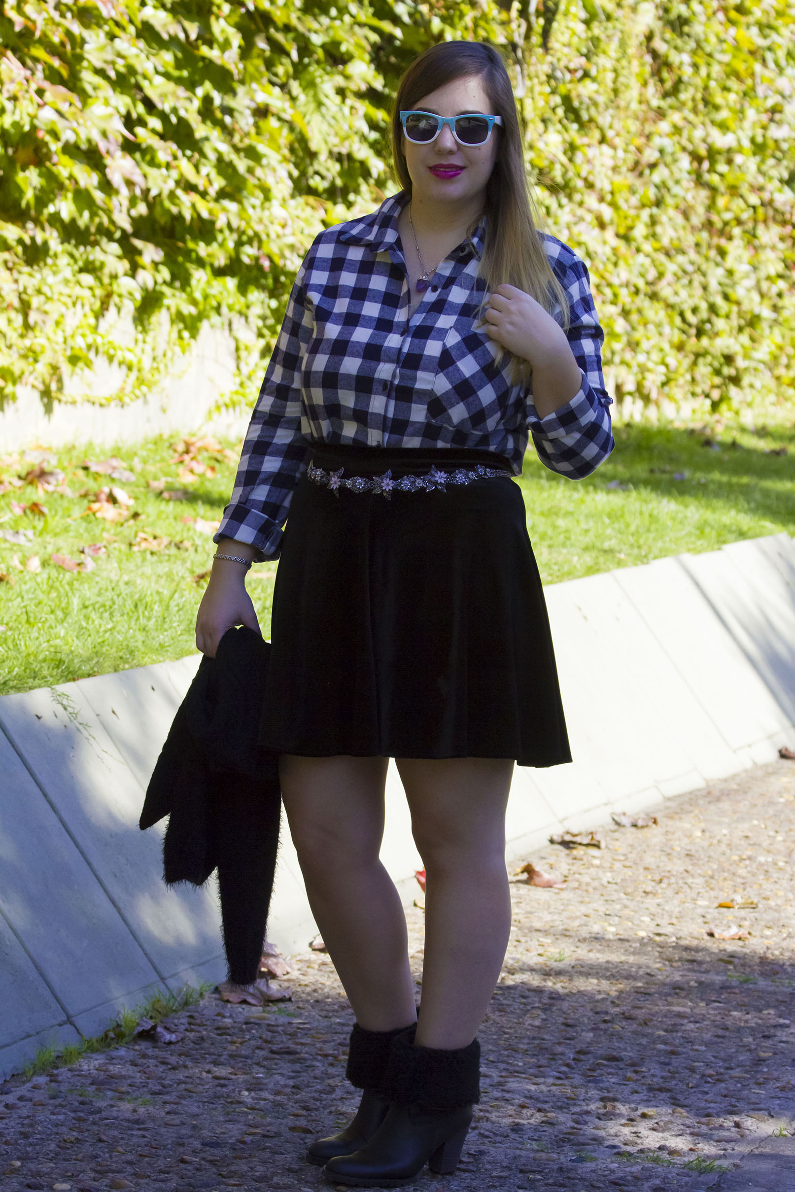 Get the look: Camisa a cuadros, Koxis. Cinturón de flores, Zara. Falda, Complot. Sweater, Koxis. Botitas, Viamo. Collar, Mas Negro. Gafas, Infinit.