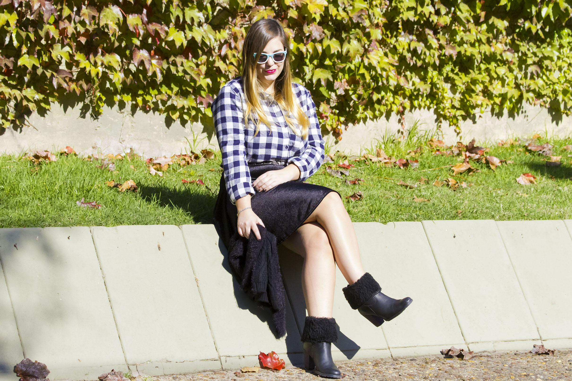 Get the look: Camisa a cuadros, Koxis. Cinturón de flores, Zara. Falda, Complot. Sweater, Koxis. Botitas, Viamo. Collar, Mas Negro. Gafas, Infinit.