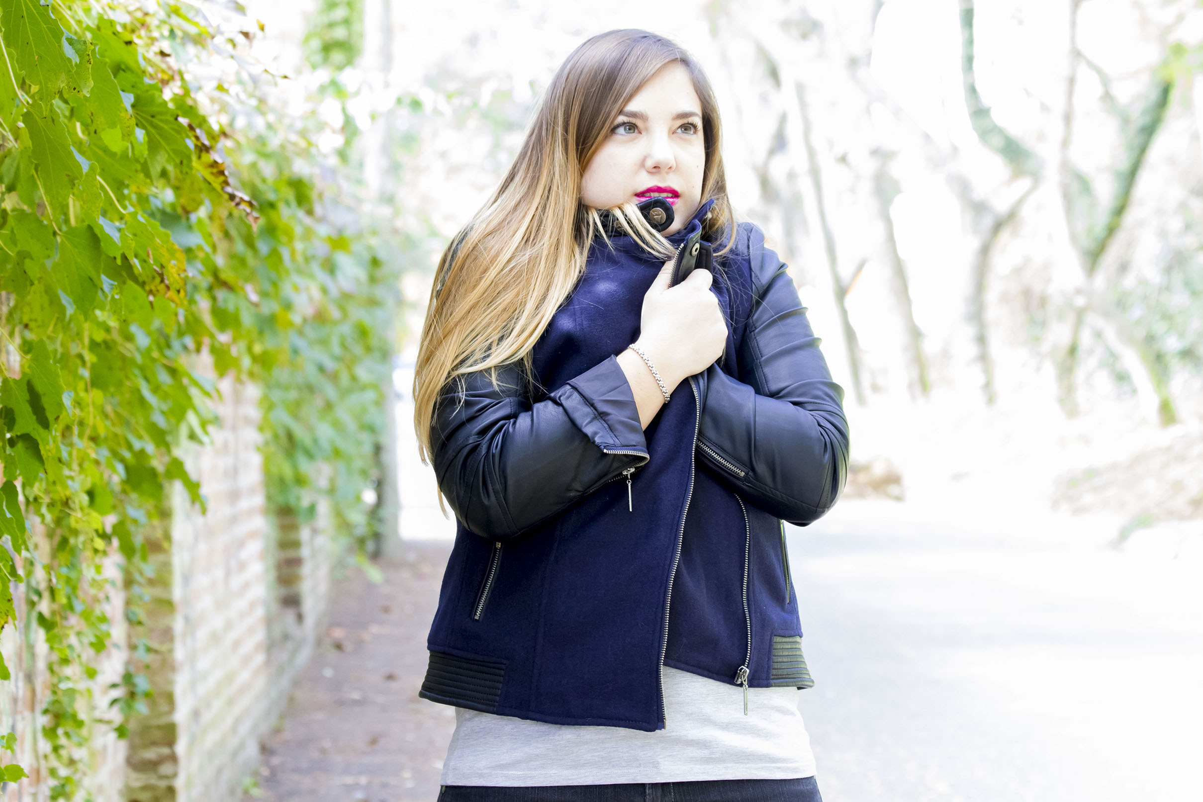 Get the look: Jeans, Jazmín Chebar. Remera, Portsaid. Zapatos con tachas, Lucerna. Campera, Koxis. Collar Zara. 