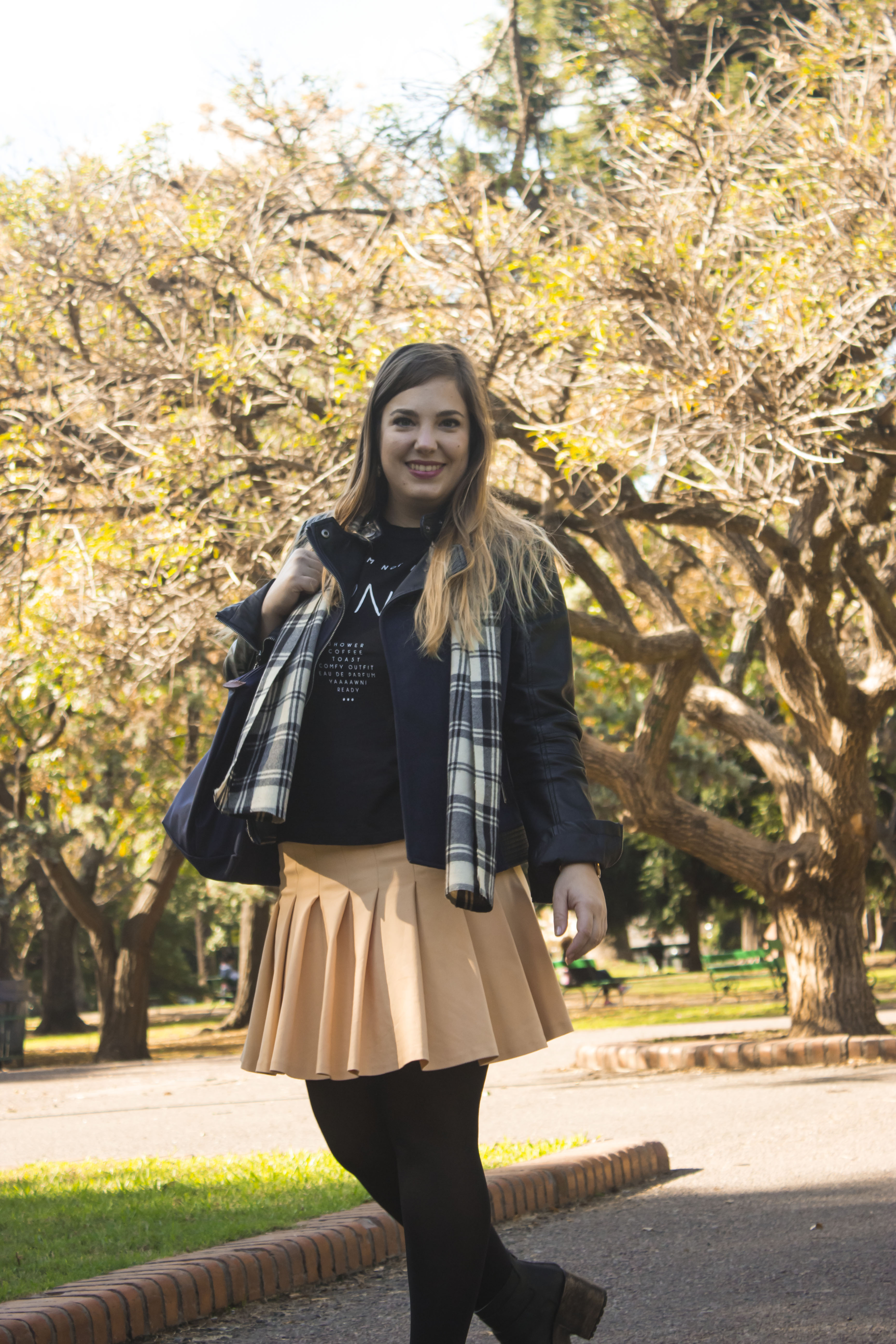 Get the look: Botas, Andrea Bo. Leggings, Silvana. Falda tableada, ZARA México. Remera, Bershka. Camera, Koxis. Bufanda, vintage de mamá. Reloj, Skagen. Cartera, Longchamps. 
