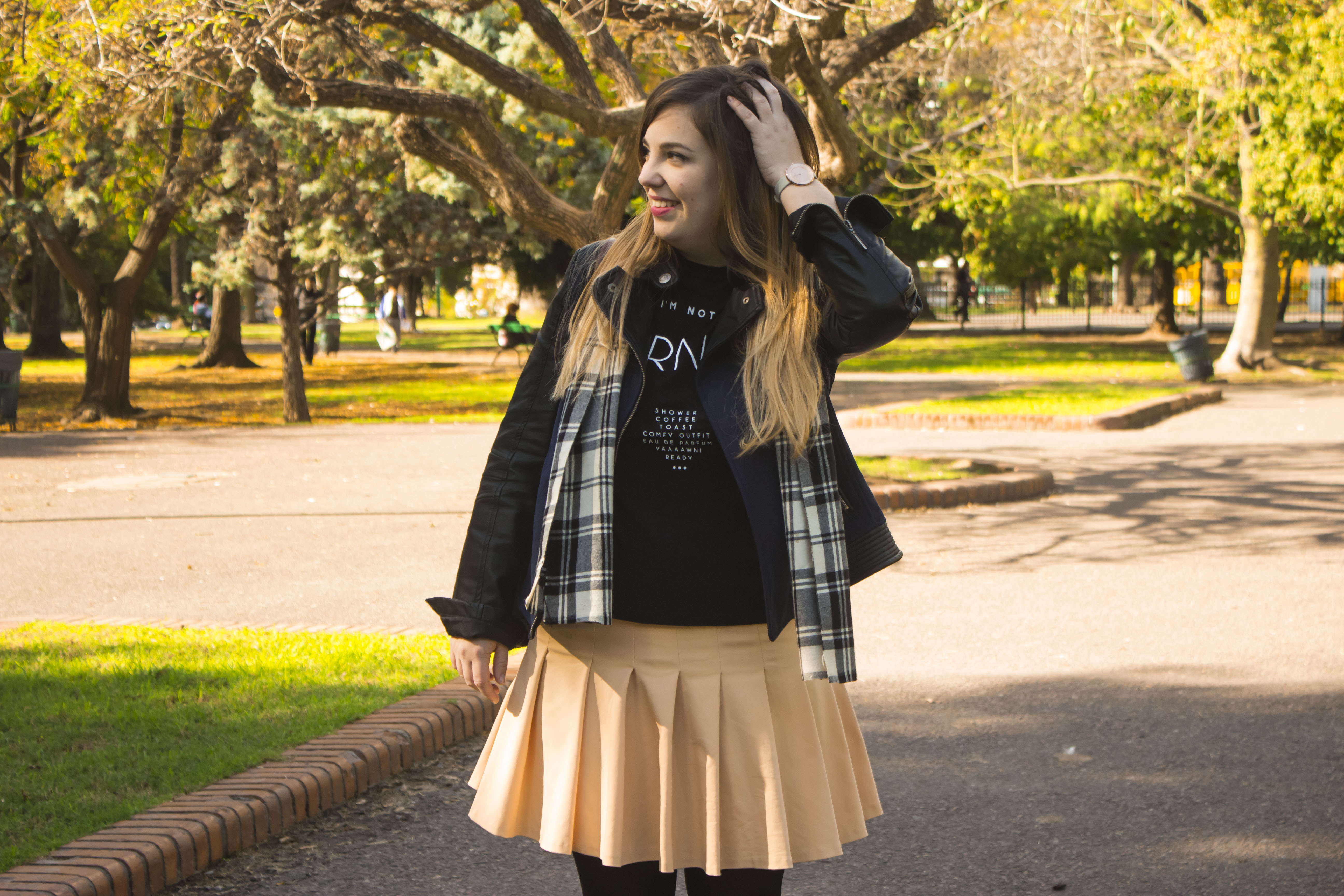 Get the look: Botas, Andrea Bo. Leggings, Silvana. Falda tableada, ZARA México. Remera, Bershka. Camera, Koxis. Bufanda, vintage de mamá. Reloj, Skagen. Cartera, Longchamps. 