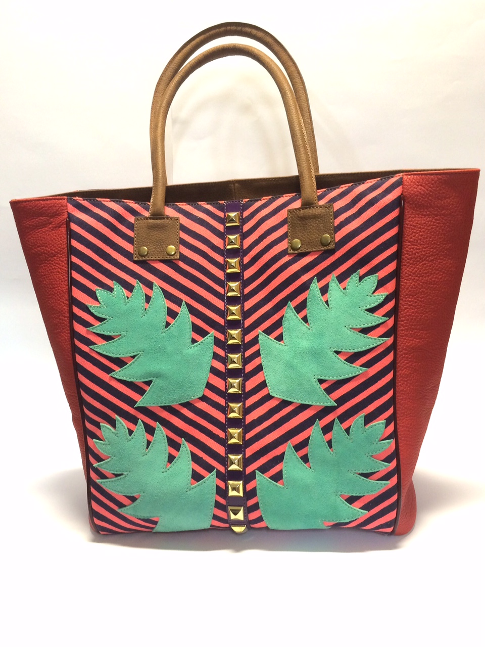 CLARA BARCELO. Bolso de cuero con apliques.