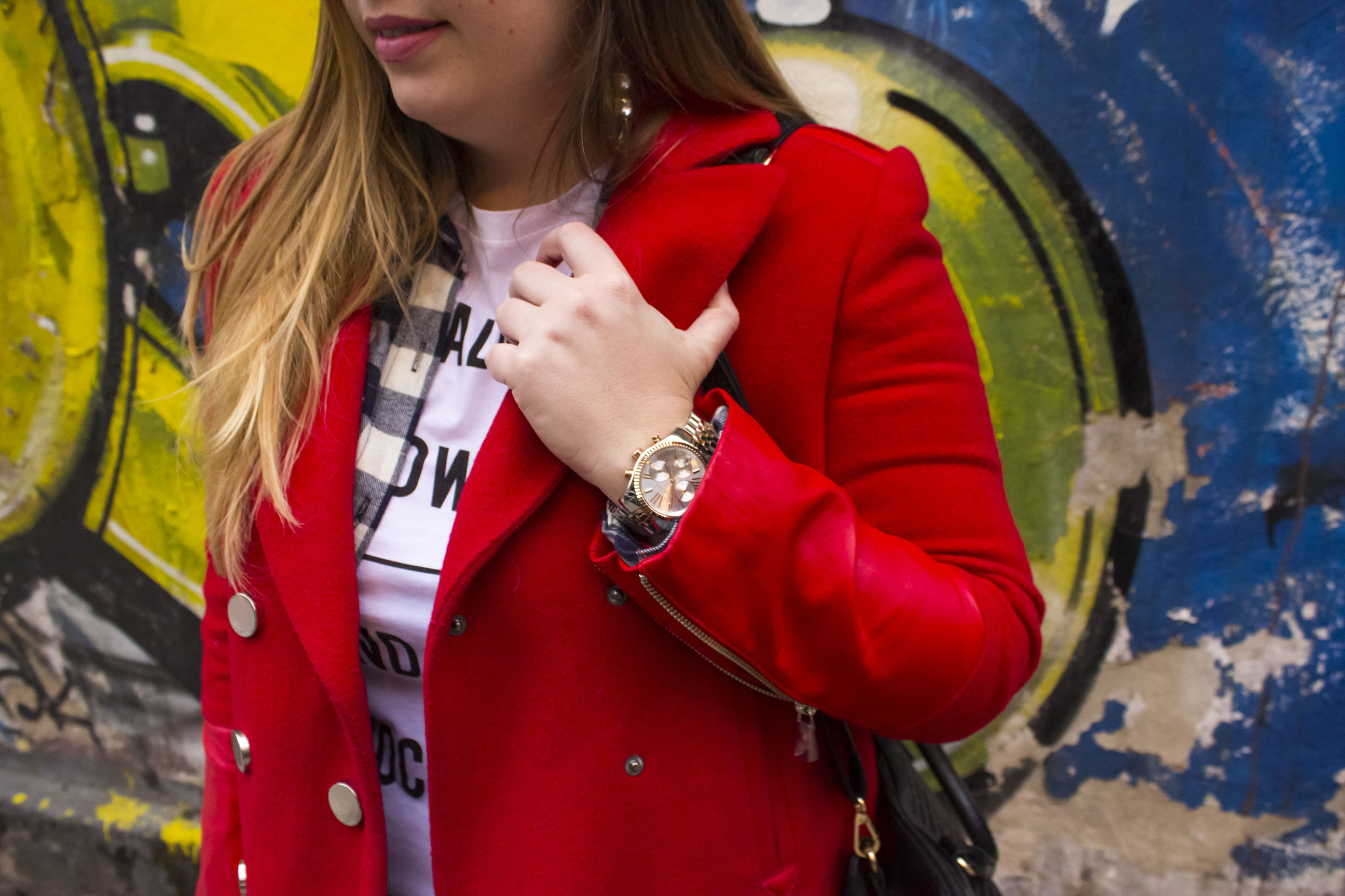 Get the look: Remera, Muaa!. Tapado, Jazmin Chebar. Jeans vintage. Botas, H&M. Reloj, Michael Kors. Cartera, XL Extra Large. 