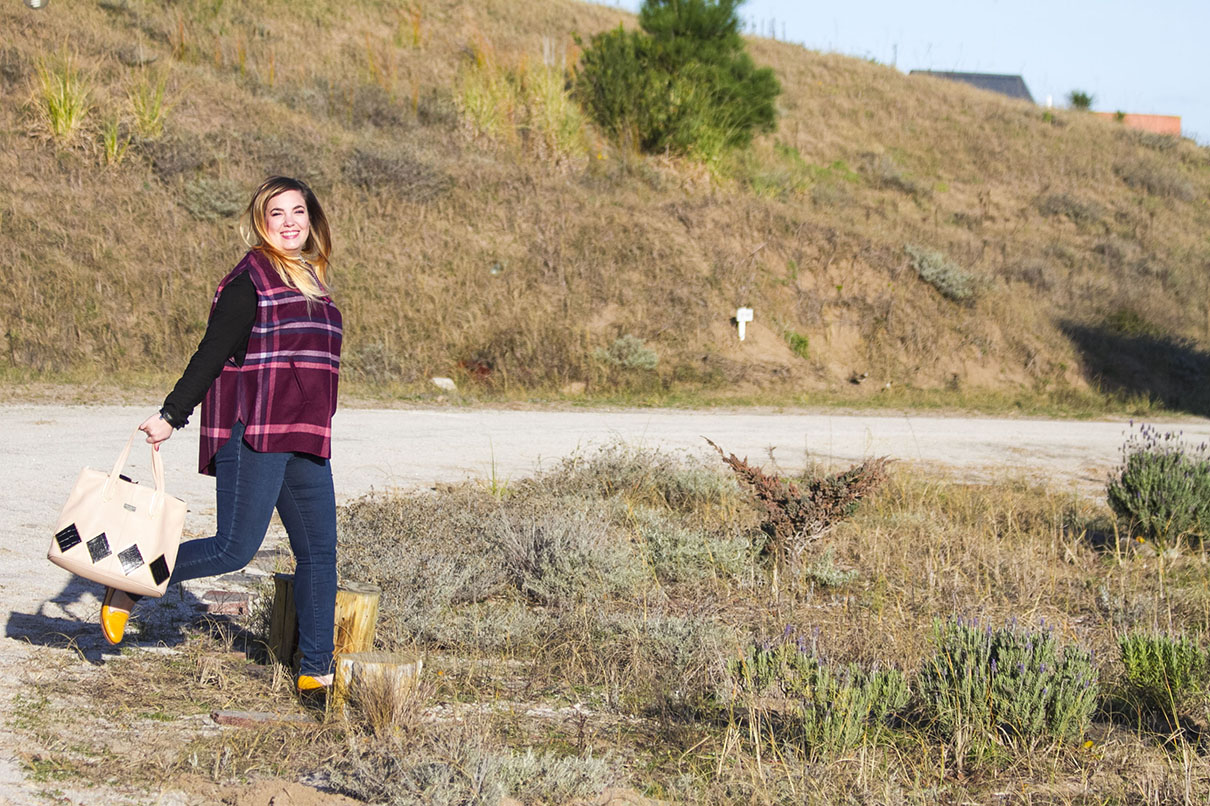 Get the look - Jeans, Las Pepas. Zapatos, Lukla. Camisa, H&M. Poncho, Thassia. Collar, Agosto. Reloj, Michael Kors. Cartera, Vero Macchi. 