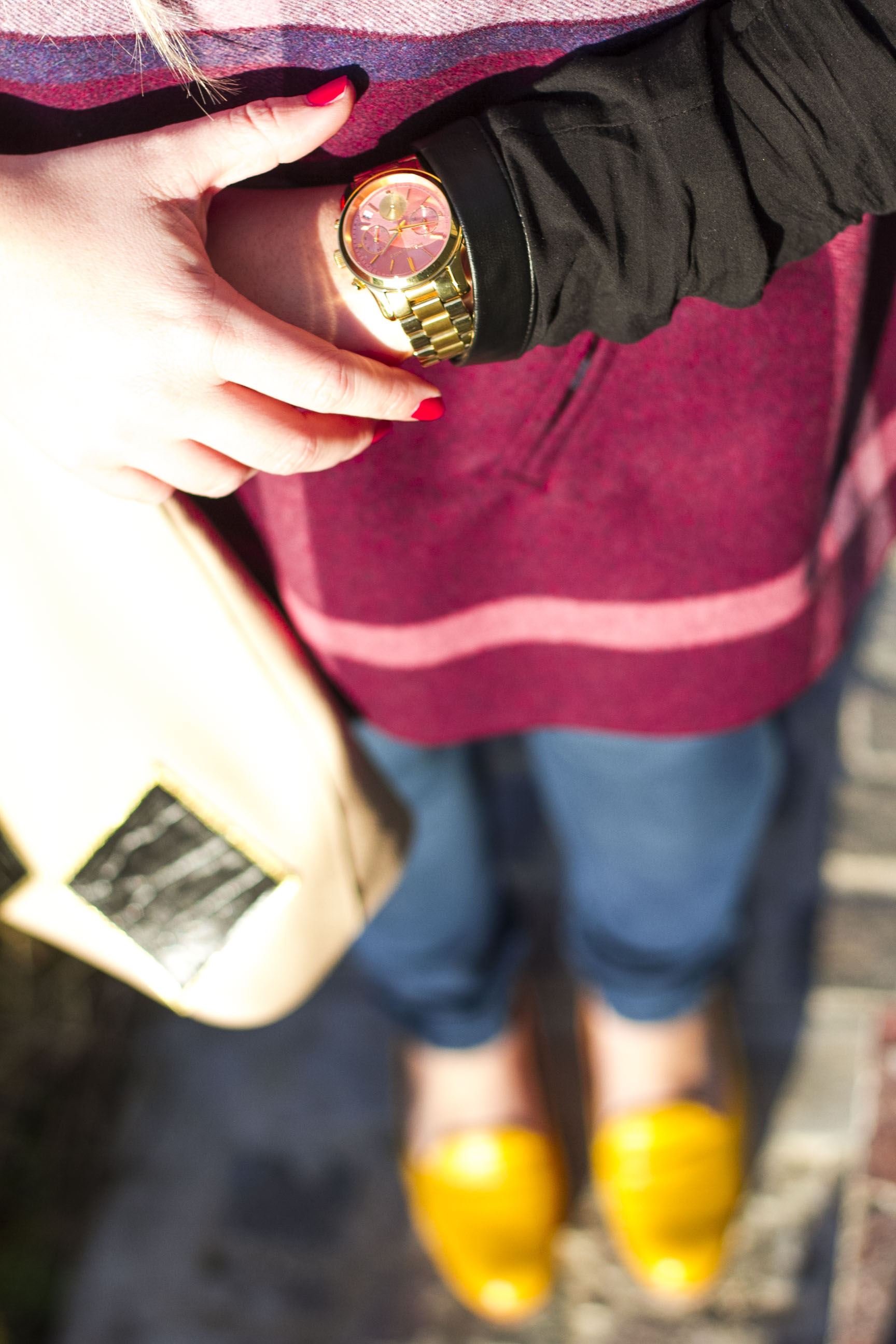Get the look - Jeans, Las Pepas. Zapatos, Lukla. Camisa, H&M. Poncho, Thassia. Collar, Agosto. Reloj, Michael Kors. Cartera, Vero Macchi. 